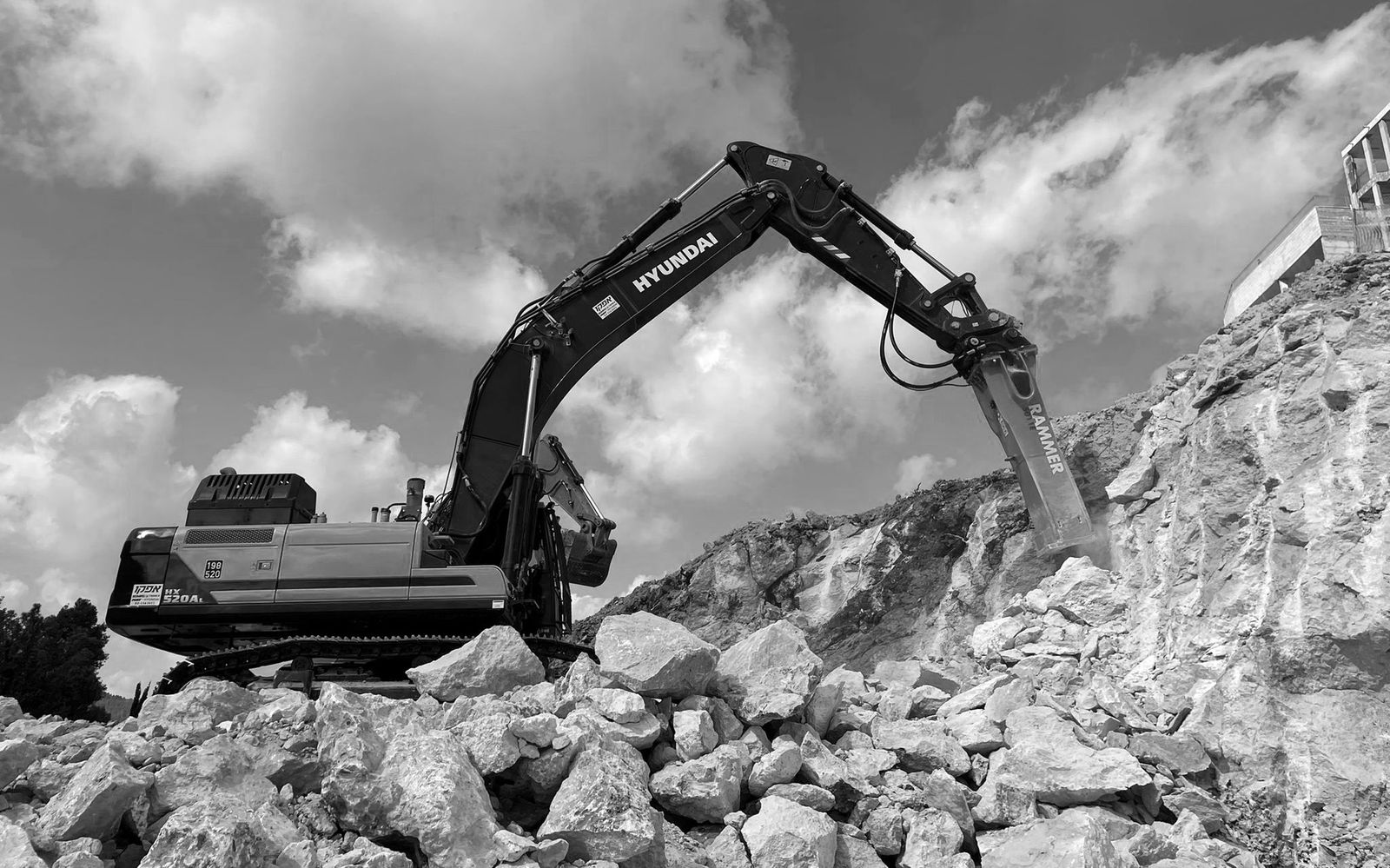 Excavadora con martillo Rammer en cantera